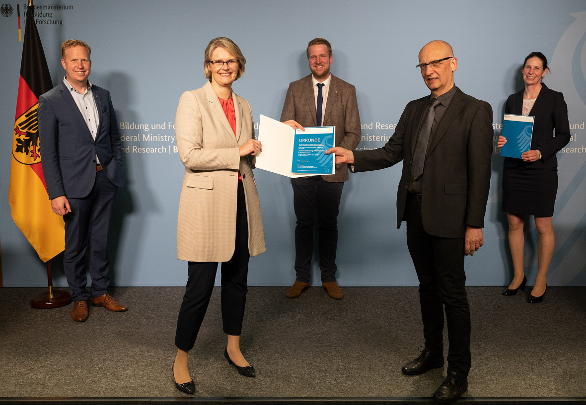 v.l.: H. Rehbaum MdL, Anja Karliczek (Bundesministerin f. Bildung u. Forschung), Michael Huster (Projektleiter), Mareike Kortenjann (Antragsverfasserin F�rderprojekt), Prof. Dr. Hans Werner Olfs (Hochschule Osnabr�ck) bei der F�rdermittel�bergabe