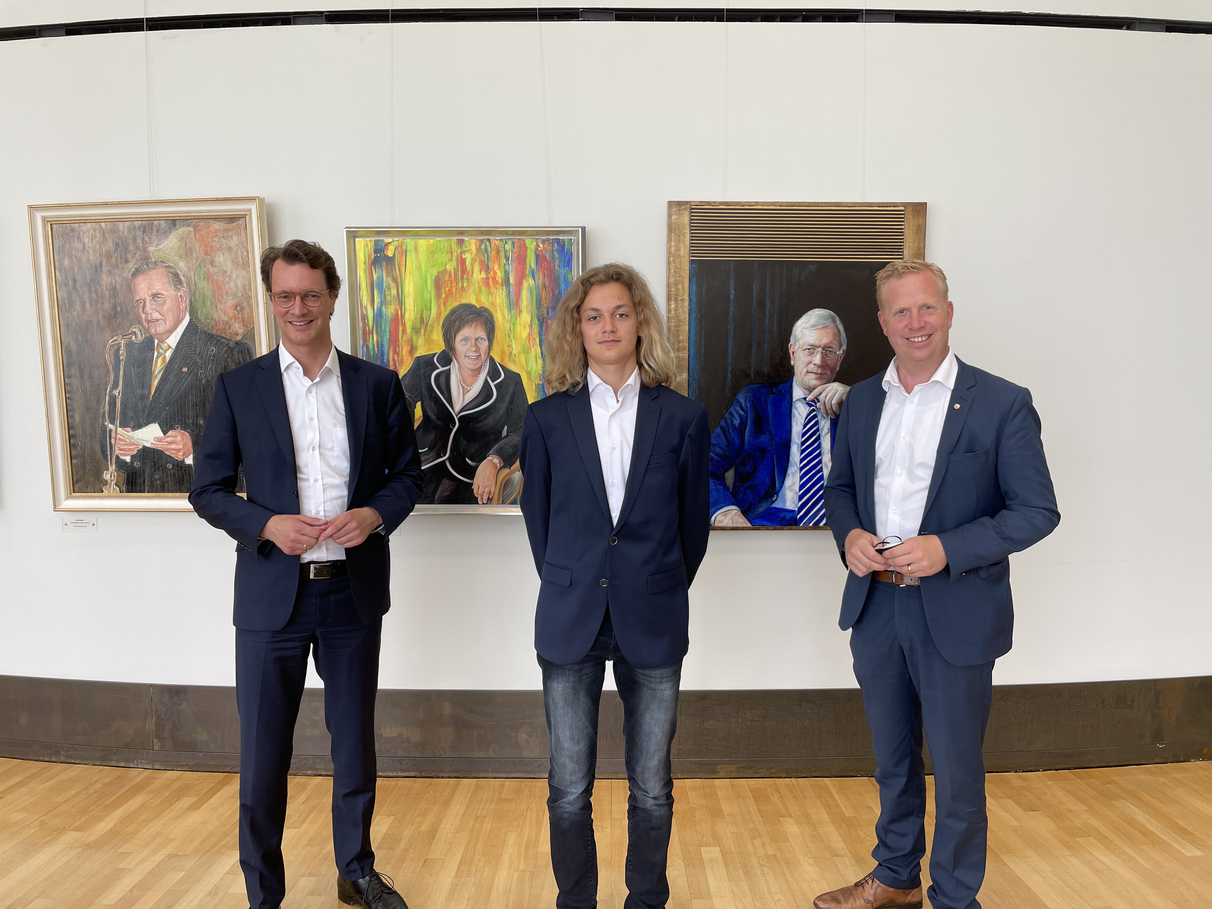 NRW-Verkehrsminister Hendrik W�st, Sch�lerpraktikant Till Michels, heimischer Landtagsabgeordneter Henning Rehbaum im D�sseldorfer Landtag.