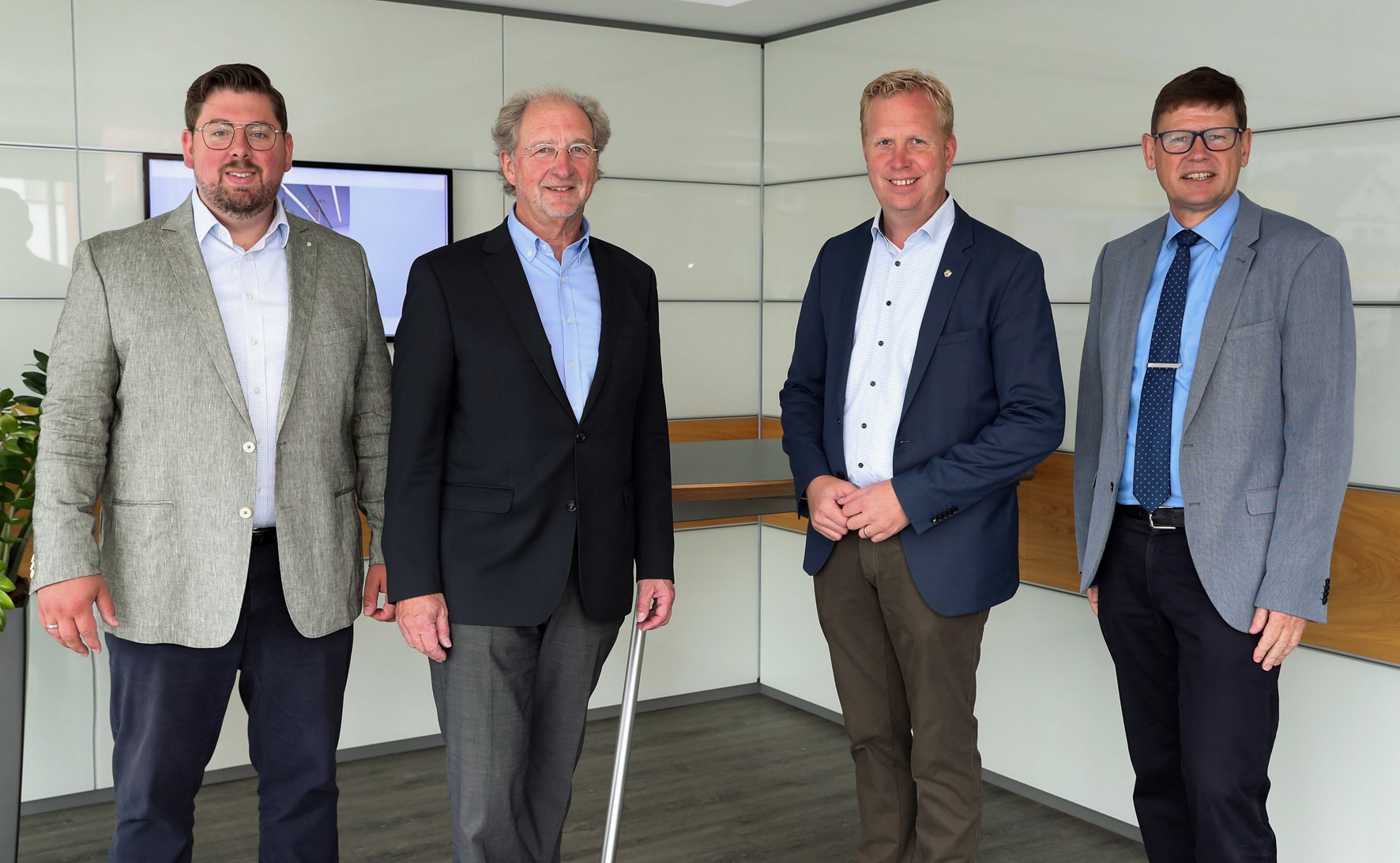 Thomas L. Pinnekamp und IHK-Vizepr�sident Carl Pinnekamp (Gesch�ftsf�hrung Teutemacher Glas, Warendorf), Bundestagskandidat Henning Rehbaum (MdL/CDU) sowie Dr. Jochen Gr�tters, stellvertretender Hauptgesch�ftsf�hrer der IHK Nord Westfalen. Foto: Kaup